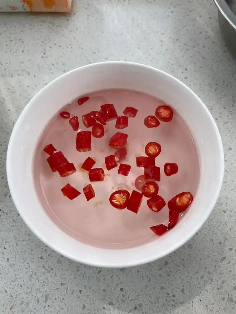 自制辣椒水 灌在喷壶里,我多年的经验,可以使人短暂无法睁眼,失去战斗