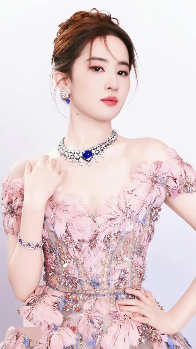 刘亦菲身着秋冬高定,佩戴的宝格丽高级珠宝,发型也是粉丝呼声最高的