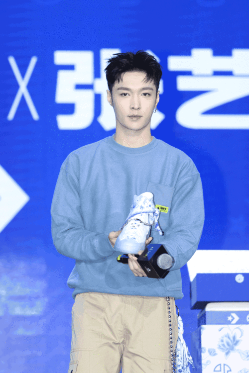 张艺兴蓝色卫衣亮相阳光帅气 夸中国街舞人未来可期_手机搜狐网