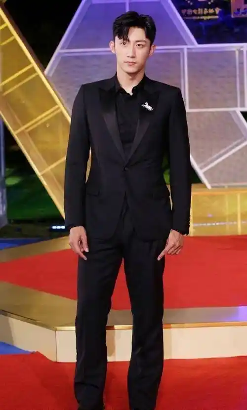 原创原创187cm黄景瑜印花衬衫搭配毛衣腿长就是任性