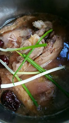 待肘子炖熟,加入葱,盐,胡椒粉,继续炖煮30min