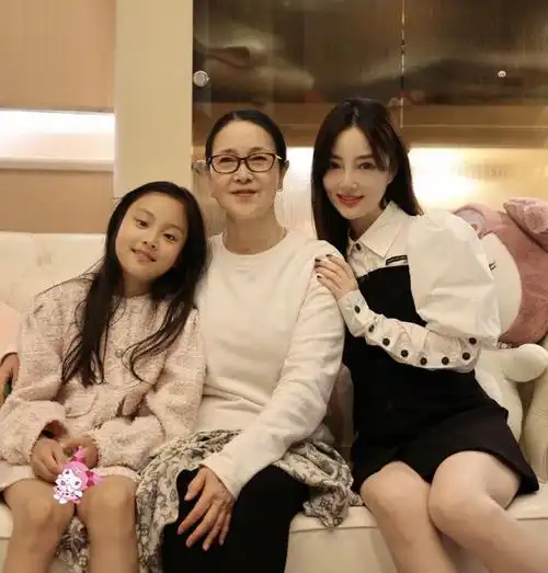 李小璐10岁女儿身高直逼母亲,为培养女儿成长带女儿下乡做公益