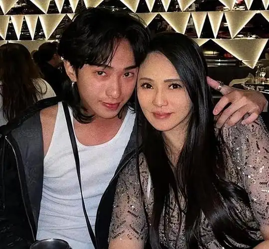 庾澄庆全家出席哈利毕业礼妻子气质佳未见伊能静