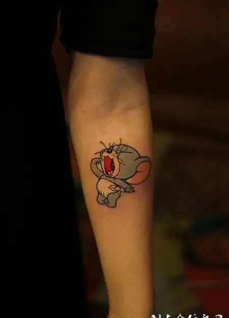 手臂可爱卡通小老鼠纹身图案