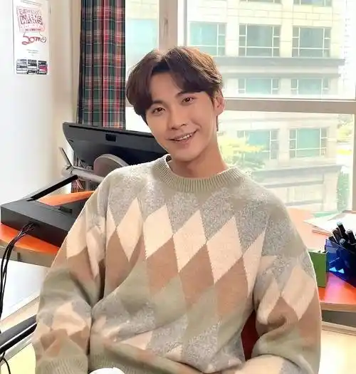 宋承宪以ft island吉他手身份出道,凭借高大的身高,英俊的外表,出色的