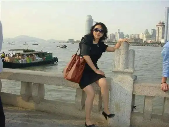 同学妈妈这种穿着,像是吃低保的贫困生吗?有必要争补助吗?