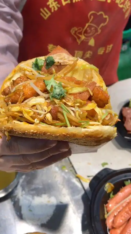 再干二十天回老家过年,今年麦烧饼夹菜挣了30w,明年换个大房子,把父母