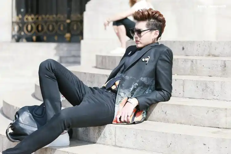 吴亦凡杀马特造型巴黎时装周街拍写真图片