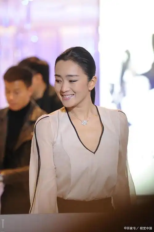 75岁老头,宛如帅小伙,57岁巩俐,影后很幸福