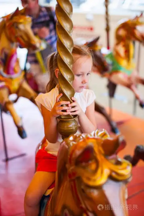 游乐园的小女孩
