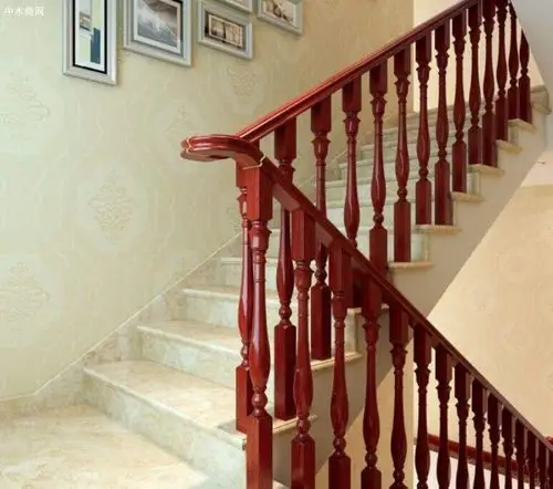 刚安装的木楼梯扶手开裂属于正常现象吗