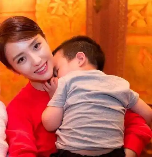 佟丽娅近照曝光带儿子与陈思诚探险离婚后一家三口快乐同