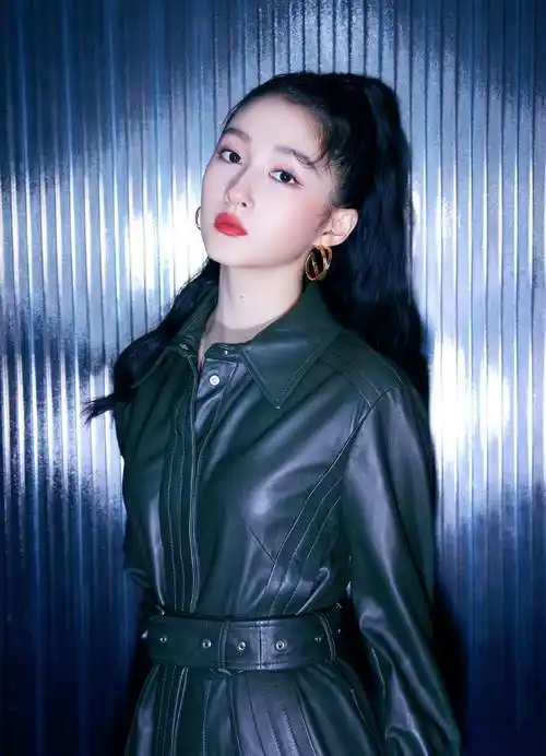 原创国民闺女关晓彤身穿藕荷色薄纱配红色刺绣气质夺目照人