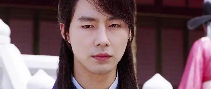 重看《霜花店》,赵寅成在里面真的太帅啦,颜值和.