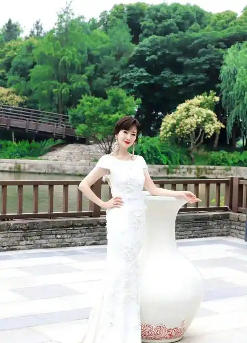 赵雅芝身穿白色薄裙出席活动,优雅端庄_长裙_年龄段_造型