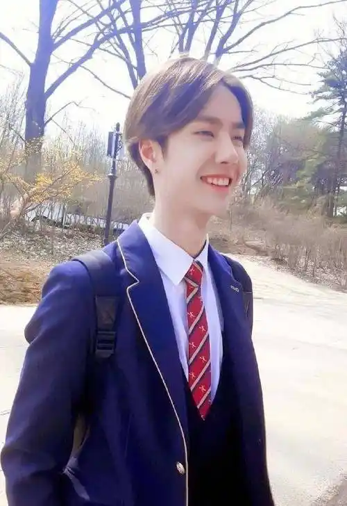 男星学生照被翻出:任嘉伦青涩万分,王一博的颜值校服都挡不住_变化