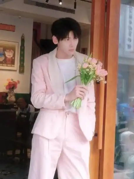 翟潇闻活动造型花絮小说男主脸从漫画里走出来的男孩清纯男高