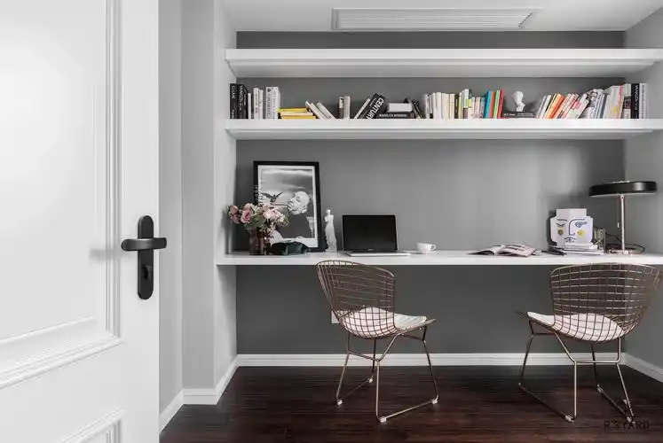 对于文字工作者来说书桌的实用度是多么重要呀简单的桌板与书架的搭配