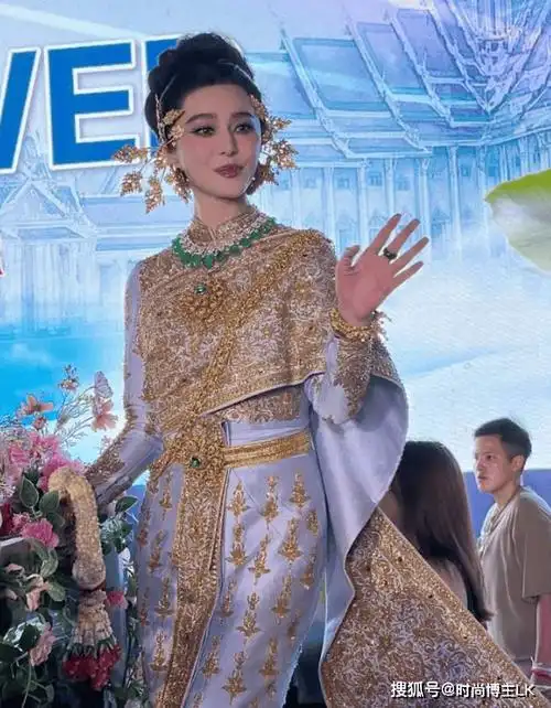 原创42岁范冰冰美成了蛇妖穿泰服坐三蹦子游街网友太掉价了