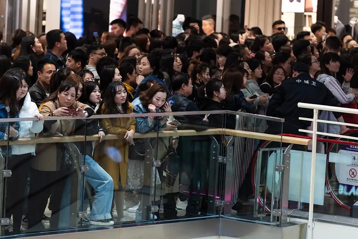 黄轩现身西安引大批路人围观,为一睹偶像真容粉丝在阳光下苦等