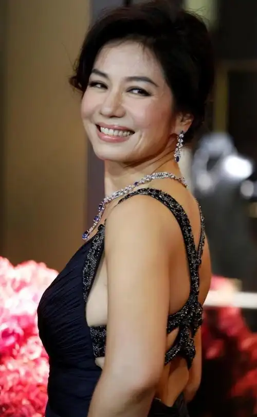 钟楚红明明是奶奶年纪穿黑色吊带裙媚而不俗一颦一笑皆是风情