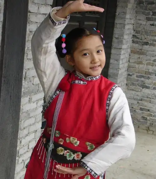 关晓彤大理公主剧照从小就是个美人胚子