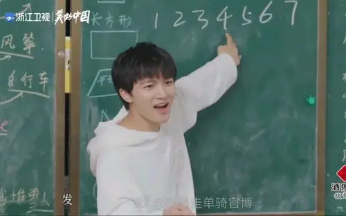 周深给小学生上音乐课竟然破音啦小朋友们歌曲输出全靠吼换歌提议惨遭