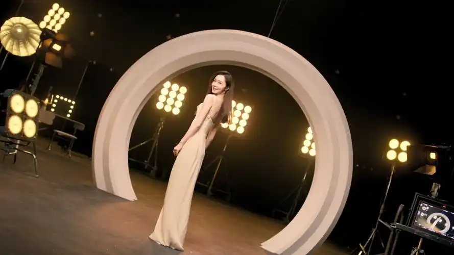 官宣丝域养发轶见倾心宋轶品牌代言大片来袭