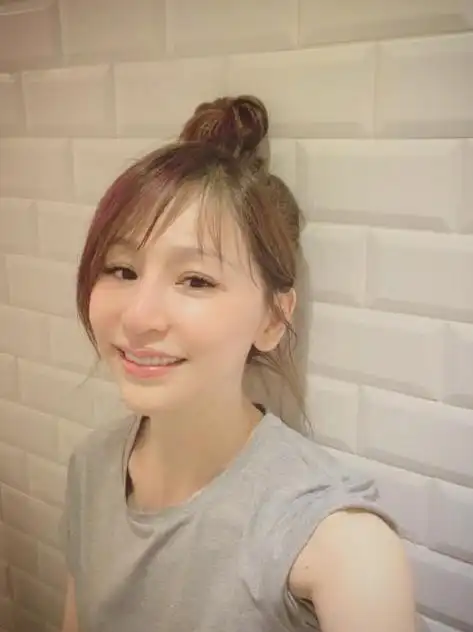 有种"岁月难敌"叫王心凌,素颜眼睛变小二分之一,青春慢点走吧