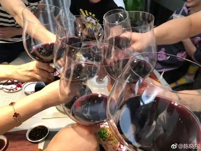 陈晓东携妻女庆生,喝酒喝到眼冒金星,蛋糕模样让人看了好羞涩_生日