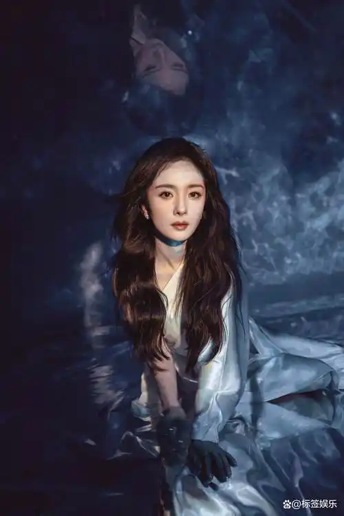 38岁杨幂身着白长衣优雅的像美人鱼性感不失灵动