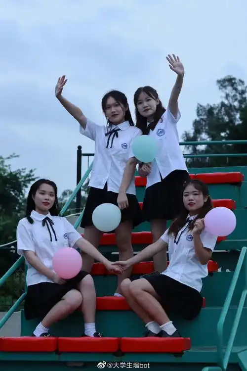 毕业季##最美毕业照#拍照三秒的时间,定格着青春的匆匆岁月91又是