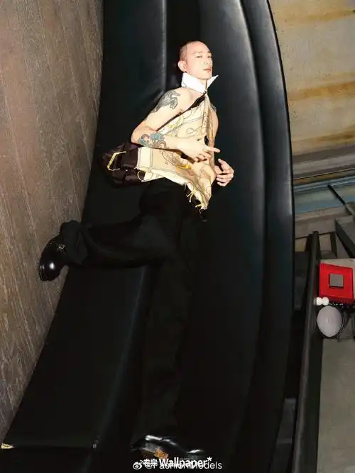 《wallpaper*卷宗》三月刊集结中日韩三国最具代表性的男模—@赵磊