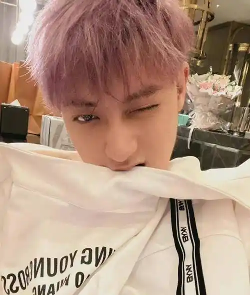 黄子韬卸妆后样貌平凡衣品外表平平 哪里配得上貌美的徐艺洋_青春