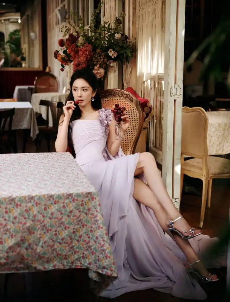 杨幂:银色一字带透明背带高跟凉鞋