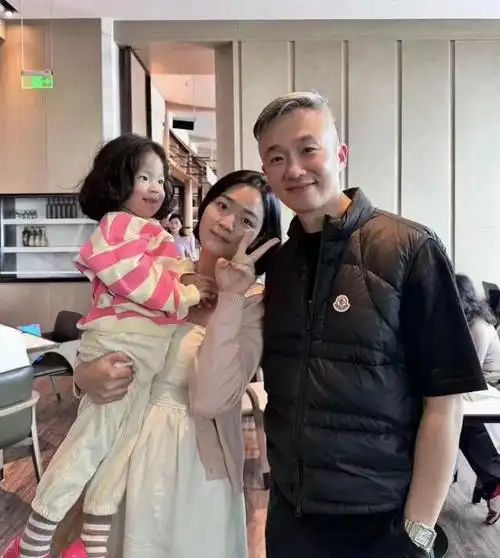 52岁主持人程雷罕见露面穿2万元马甲引热议因犯错转幕后工作