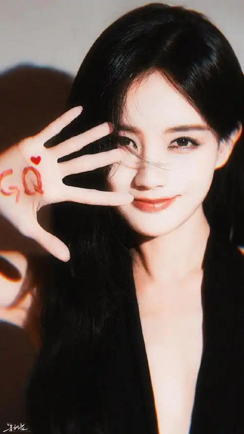 李一桐黑玫瑰深v裙##李一桐好敢穿