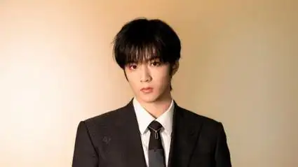 刘耀文亮相北影节成熟稳重 热情挥舞小手表情严肃可爱