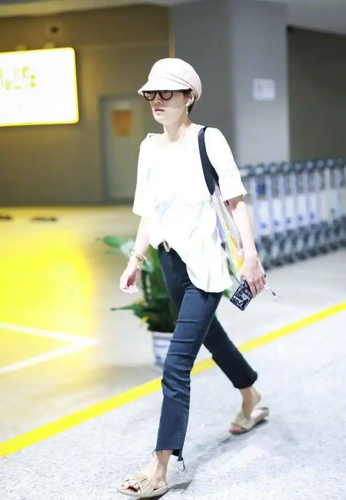 原创马伊琍穿拖鞋走机场?白t牛仔裤43岁美回23,离婚后气质更出众!