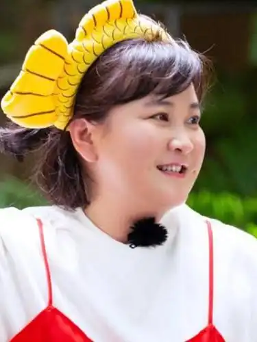 体重过百的女星,杨超越102斤,戚薇106斤,而她180照样红得发紫