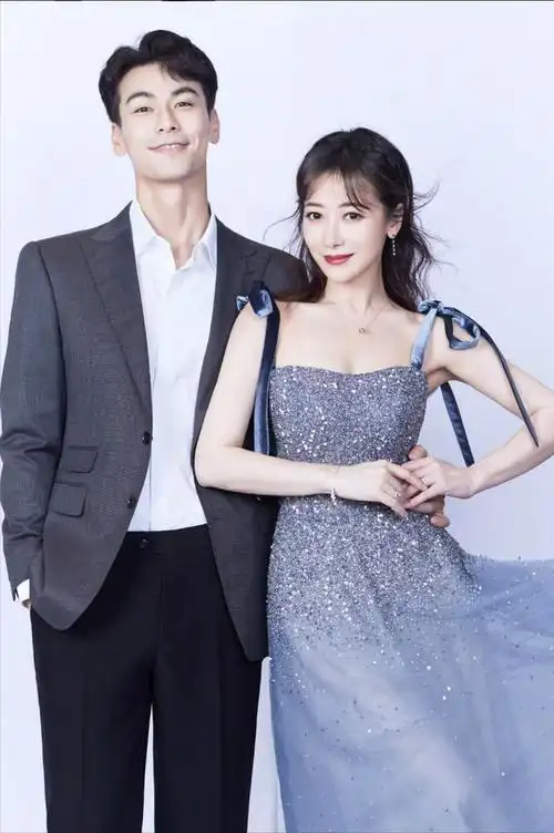 陈紫函与老公合拍时尚大片穿蓝色渐变长裙好优雅真是魅力不减