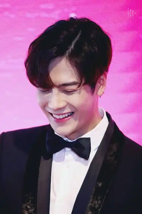 王嘉尔笑起来太好看了吧