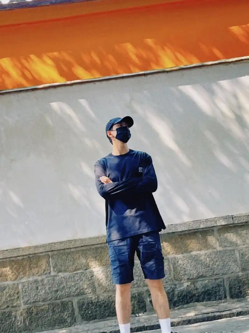 李现你在看什么,你的背影好帅,在好看的风景不如(去有风的地方!