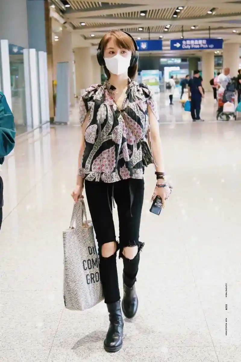 王子文低调现身机场个性示范初夏出行穿搭