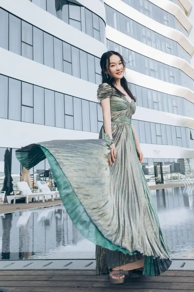 今晚霍思燕亮相第28届金鸡百花电影节闭幕式红毯,耀眼动人,水光潋滟