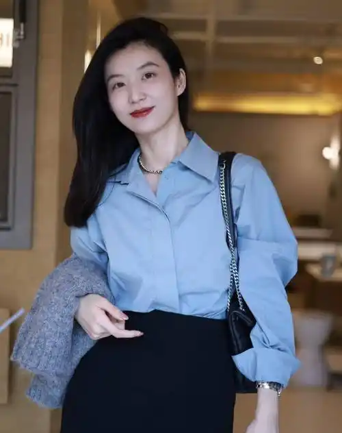 《新闻女王》穿搭出圈,佘诗曼演绎职场女强人,散发干练和优雅_西装