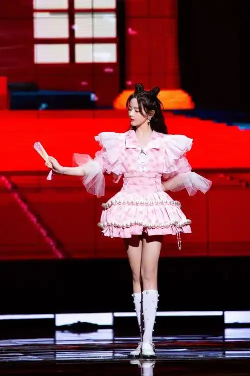 人间芭比杨超越美腿大赏,短丝袜的她好可爱啊