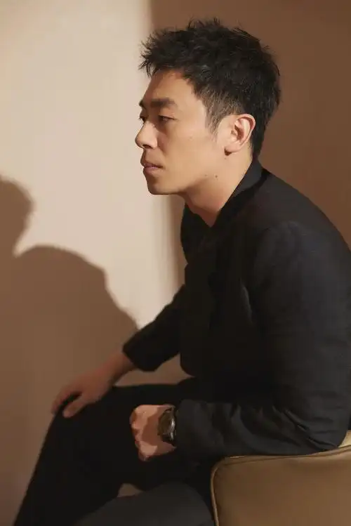 朱亚文光影写真来袭一身不规则西装故事感十足