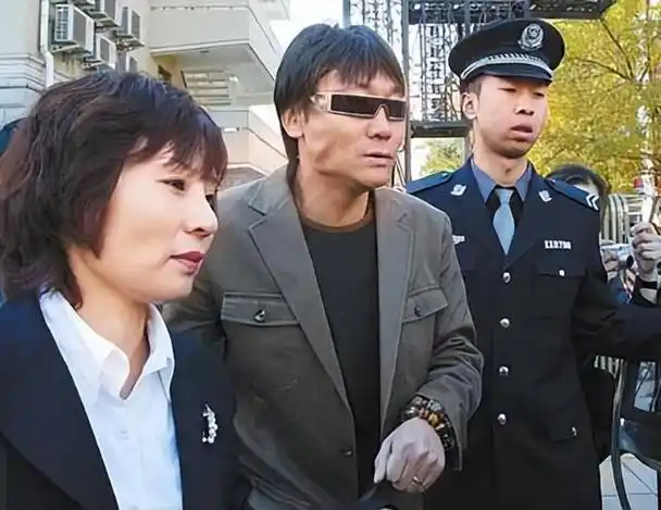 高峰为了安抚那英的情绪,提出他会解决王纳文的问题,让那英给他时间.