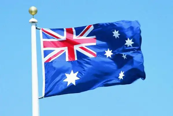 澳大利亚的国旗左上角是红白条展现的米字状图案,代表了英国联盟,左下
